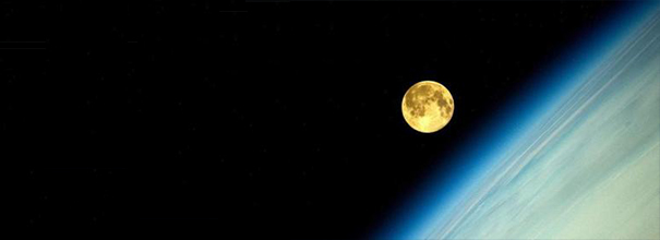 高清组图：年度最大最圆“超级月亮”亮相太空