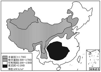 读"我国太阳年辐射总量分布图,有关太阳能资源的开发利用,说法正确的
